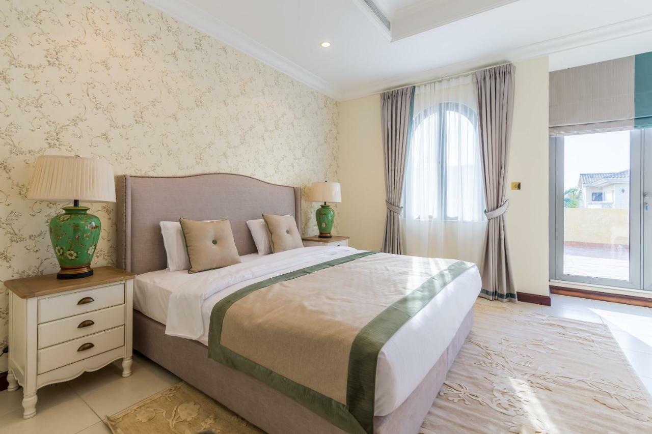 Chic 4Br Villa With Assistant Room And Private Pool On Palm Jumeirah By Deluxe Holiday Homes Dubái Exterior foto